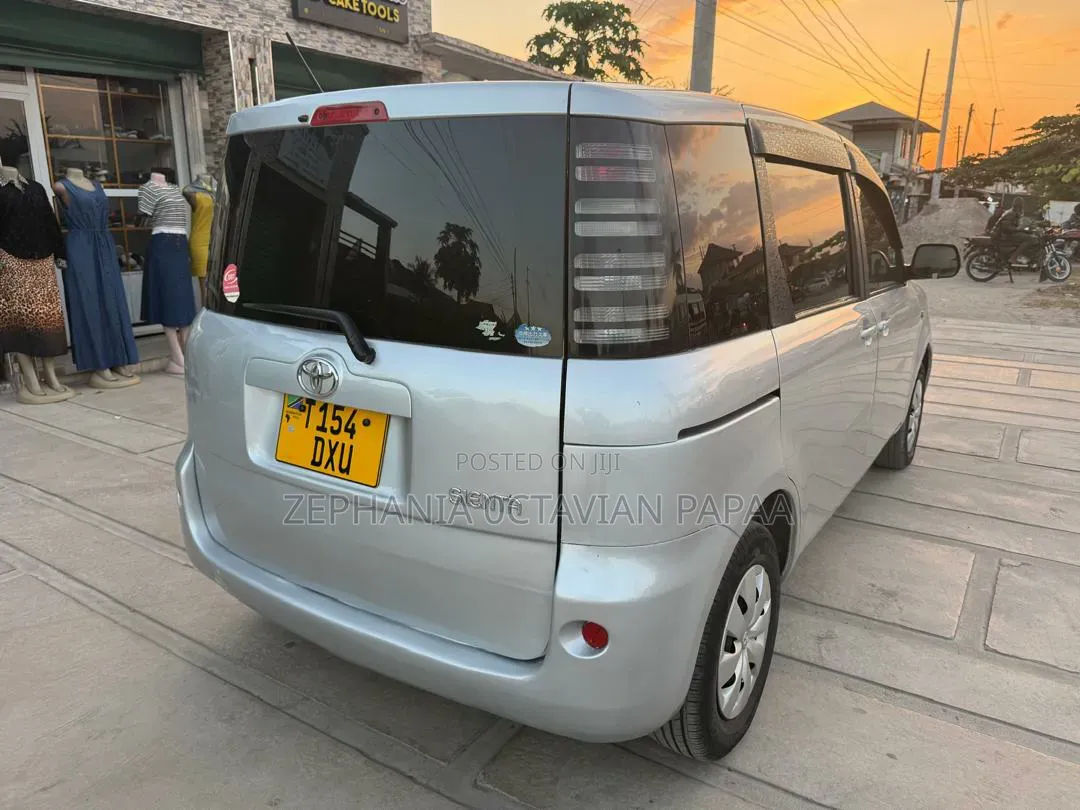 Toyota Sienta 2004 Silver