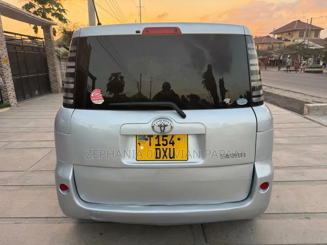 Toyota Sienta 2004 Silver
