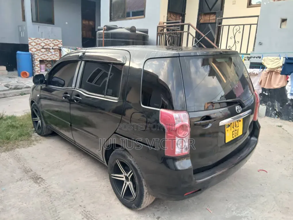 Toyota Raum 2010 Black