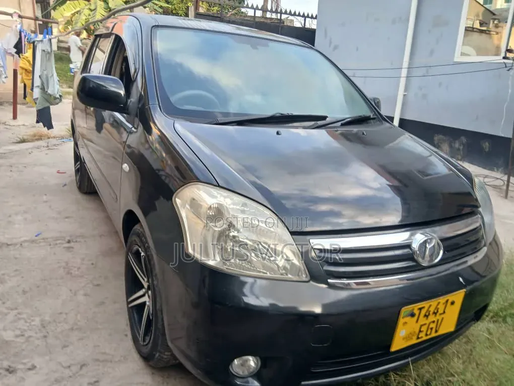 Toyota Raum 2010 Black