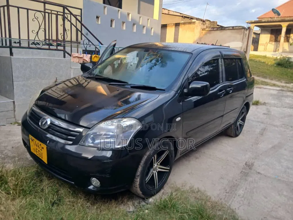 Toyota Raum 2010 Black