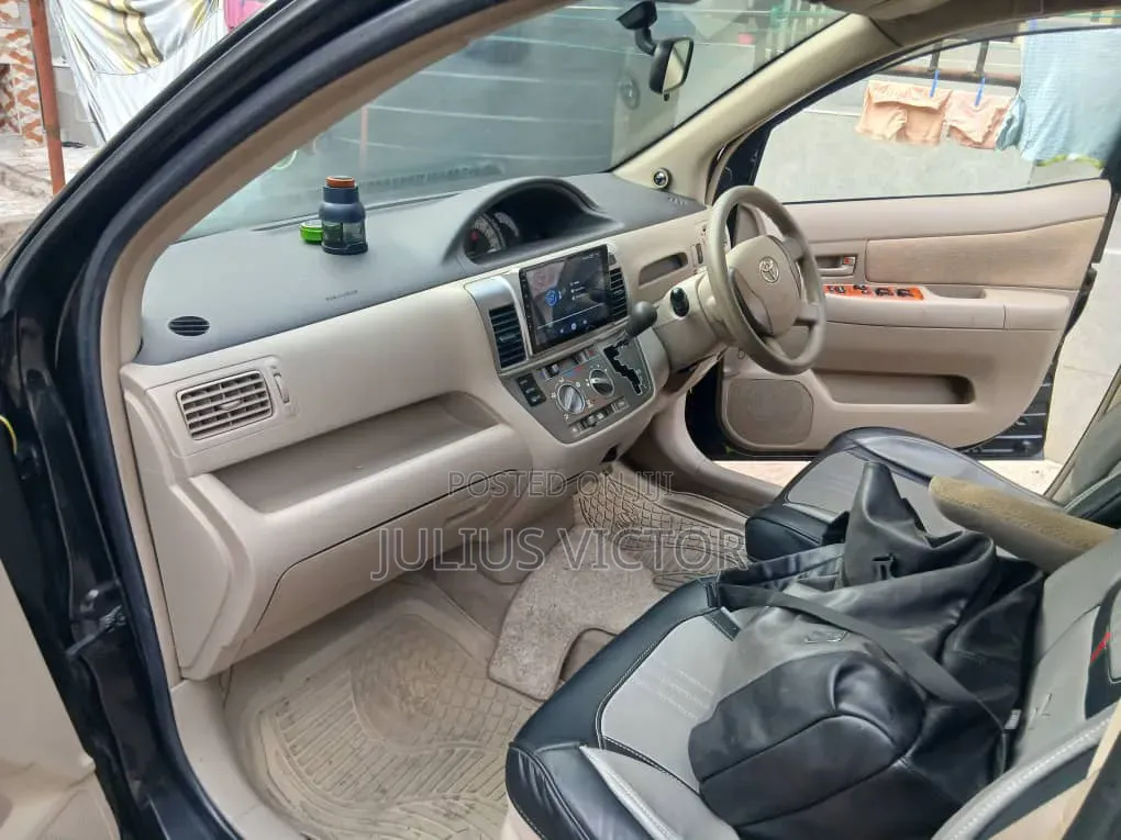Toyota Raum 2010 Black