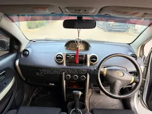 Toyota IST 2004
