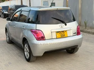 Toyota IST 2004