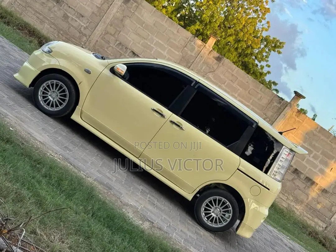 Toyota Sienta 2006 Yellow