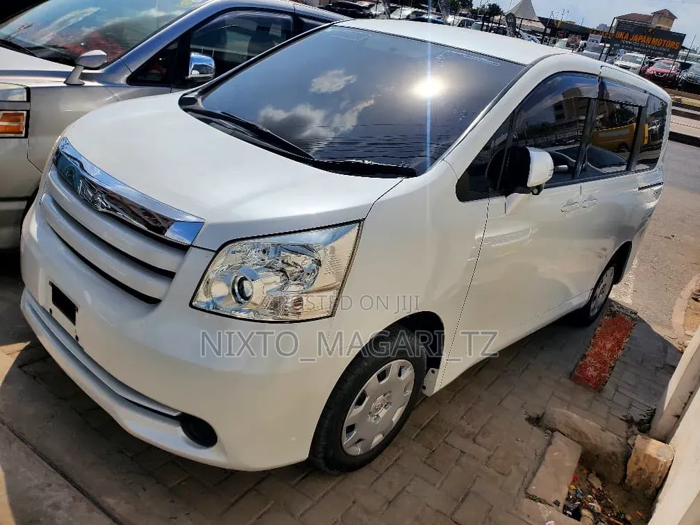 Toyota Noah 2009 White