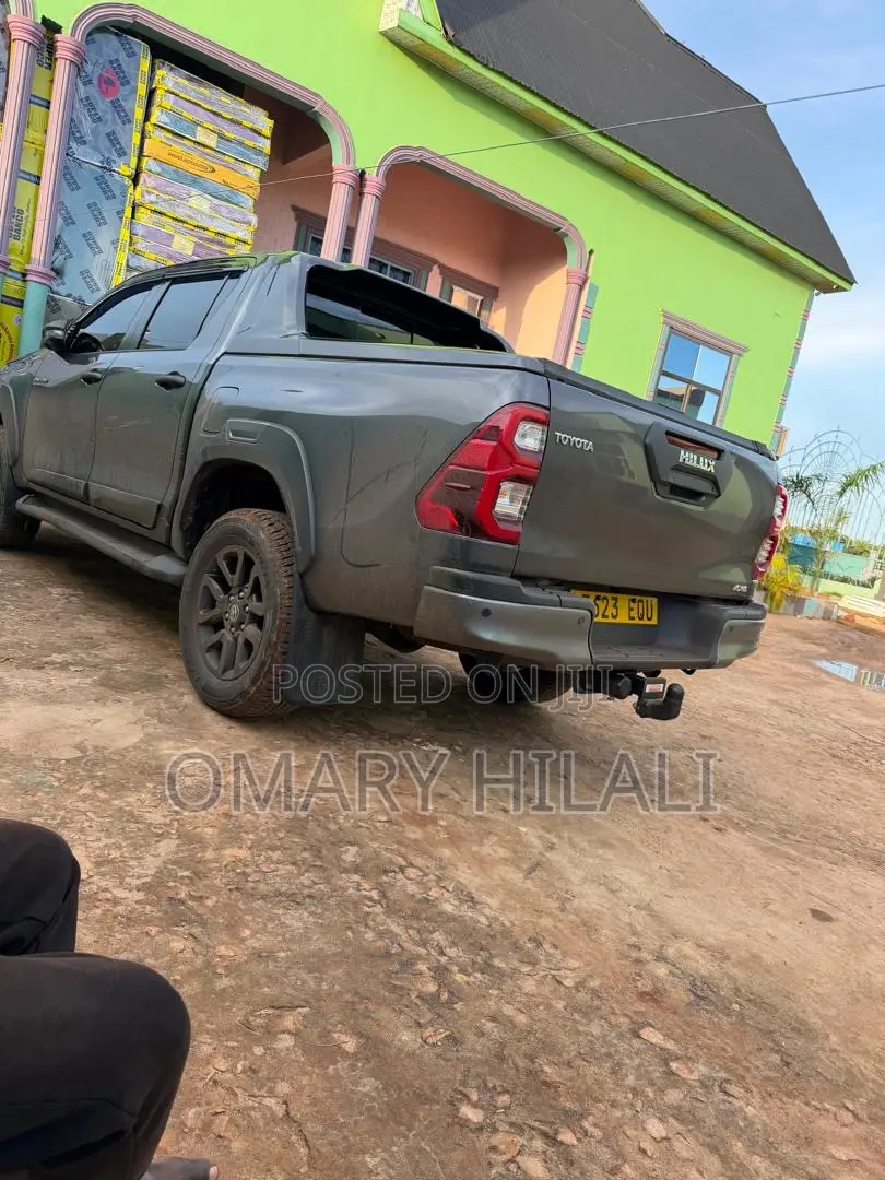 Toyota Hilux 2025 Gray