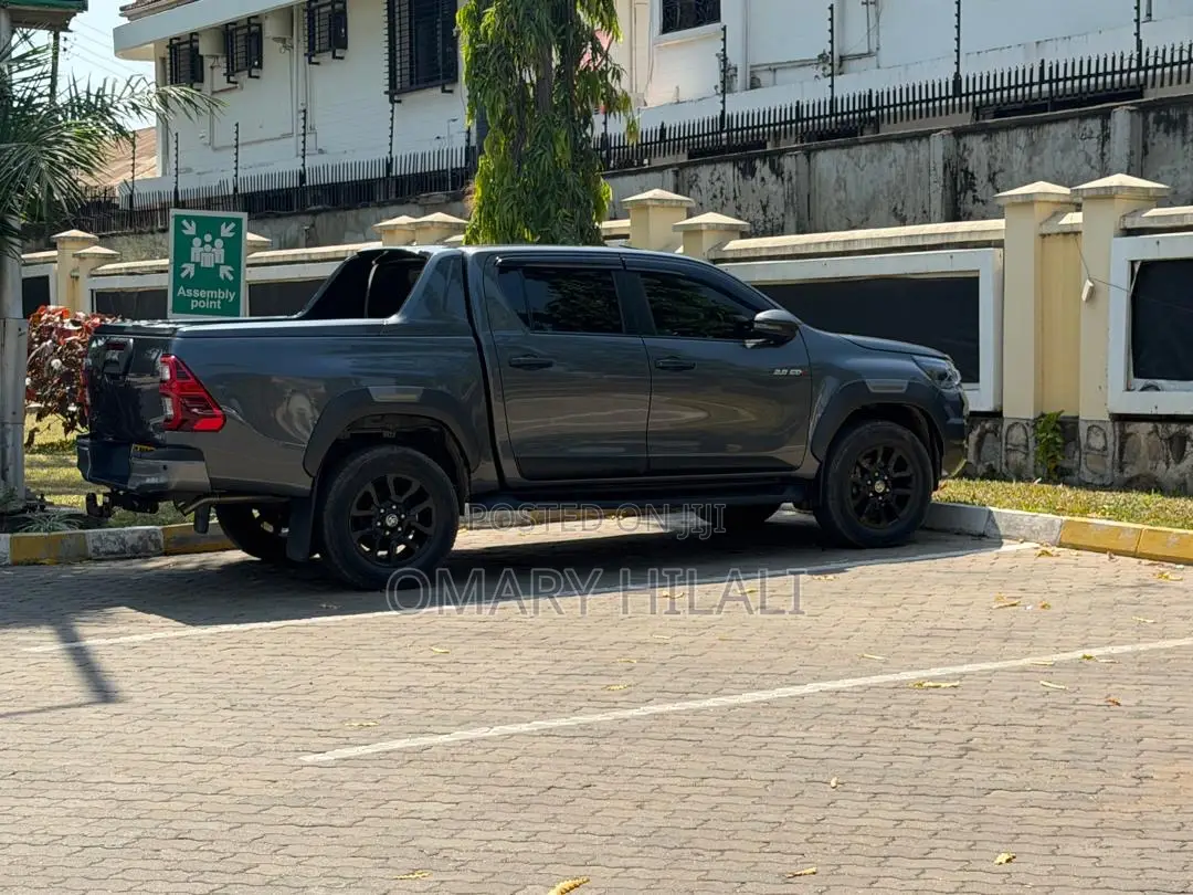 Toyota Hilux 2025 Gray