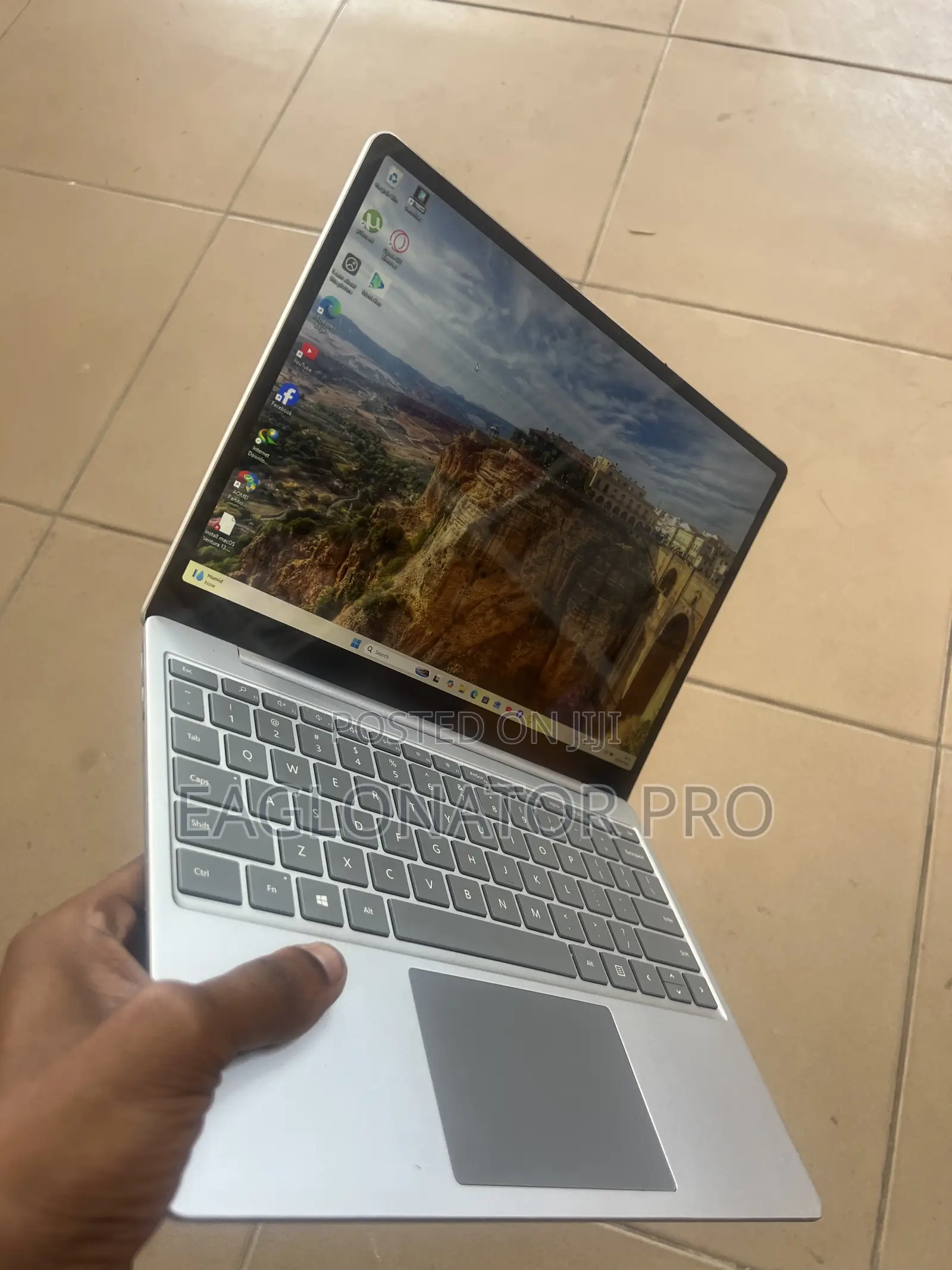 New Laptop Microsoft Surface Go 8GB Intel Core i5 SSD 256GB