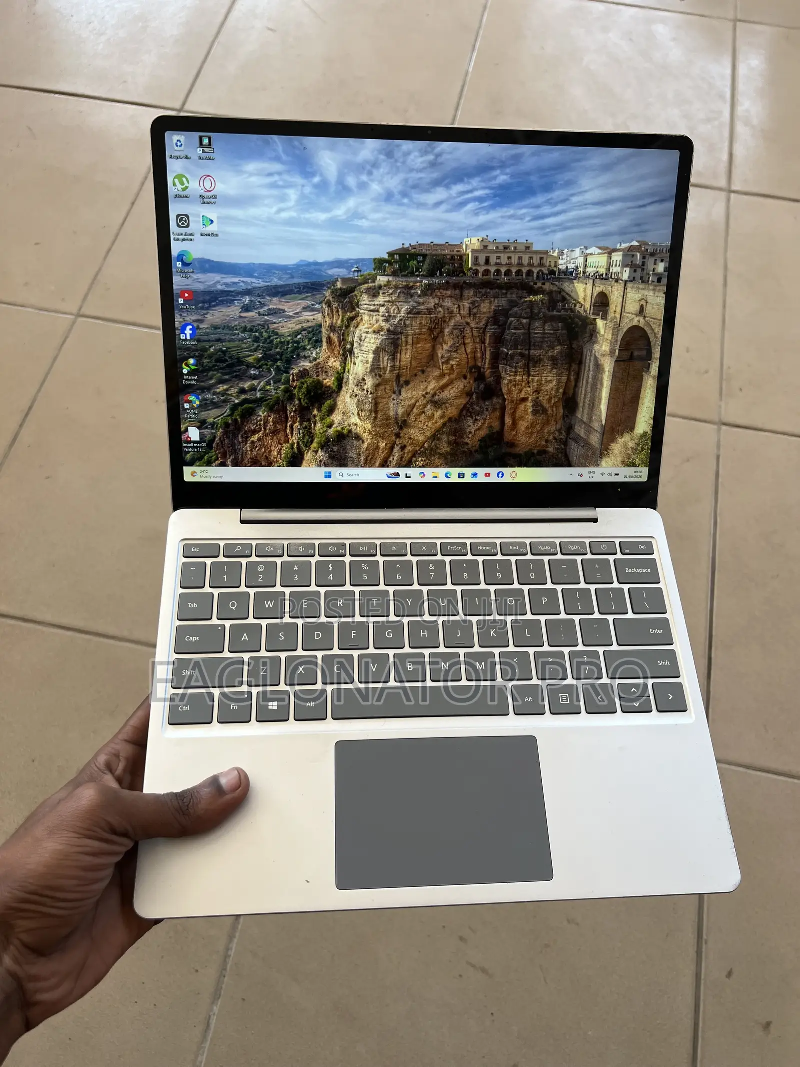 New Laptop Microsoft Surface Go 8GB Intel Core i5 SSD 256GB