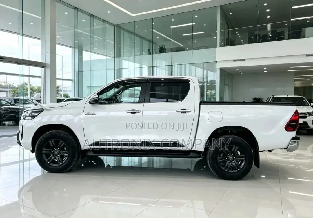Toyota Hilux 2021 White