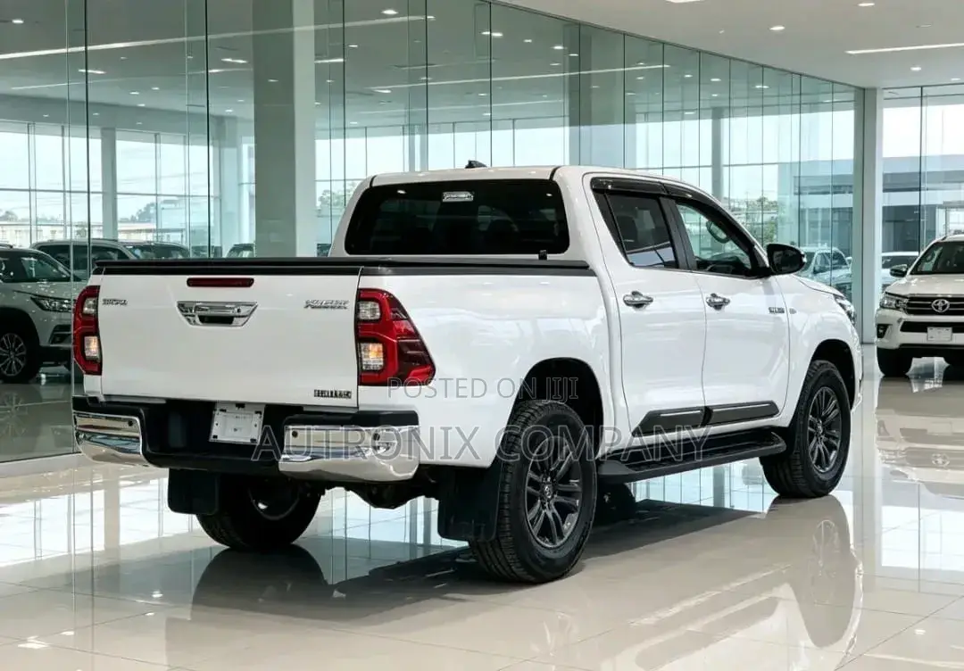 Toyota Hilux 2021 White
