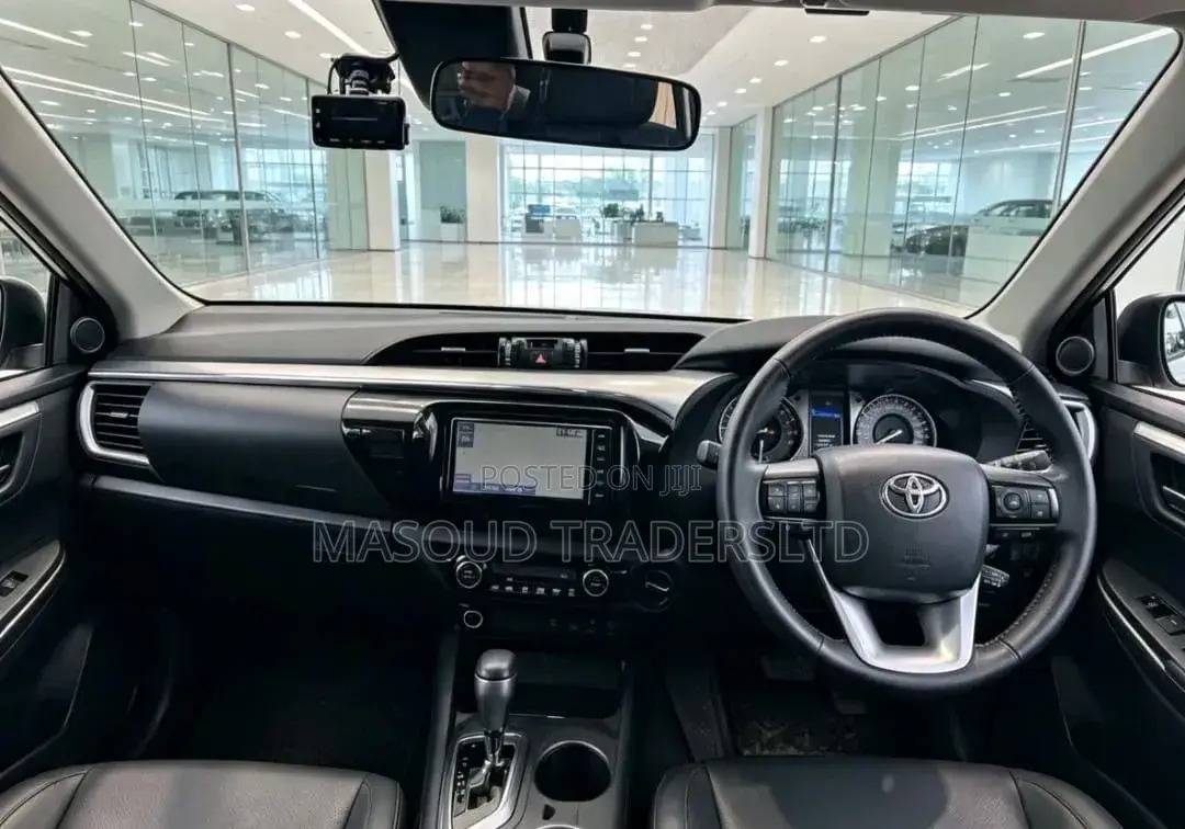 Toyota Hilux 2021 White