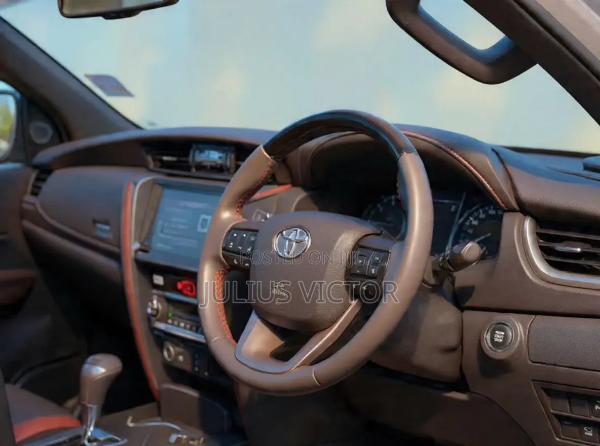 Toyota Fortuner 2024 Silver