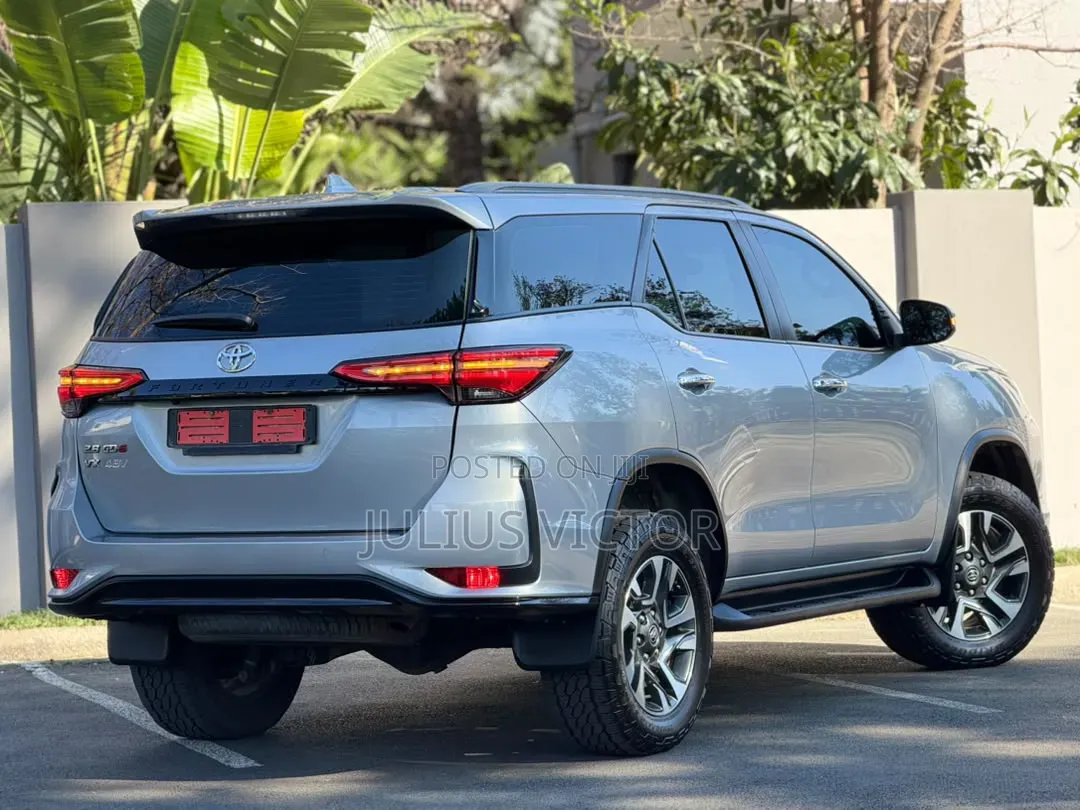Toyota Fortuner 2024 Silver
