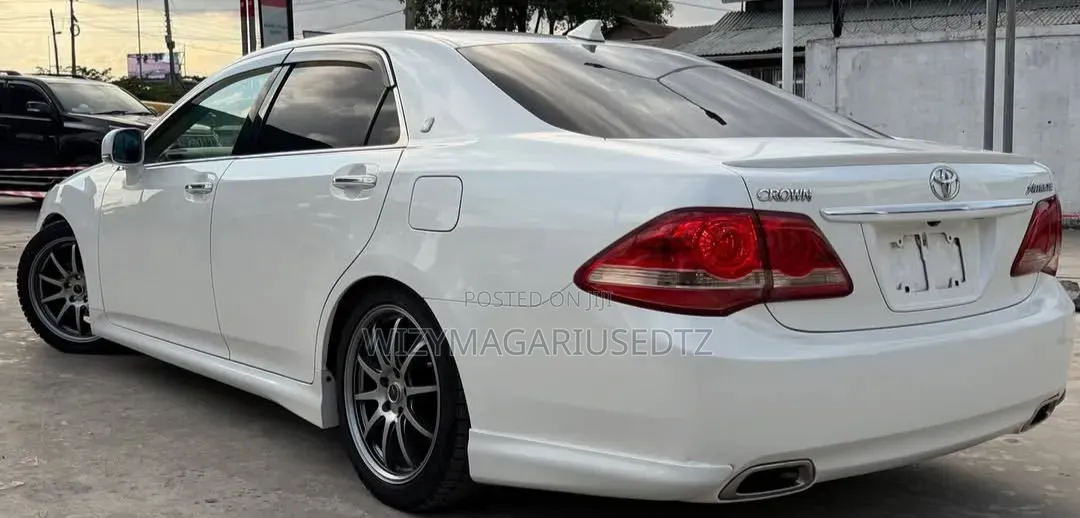 Toyota Crown 2009 Gold