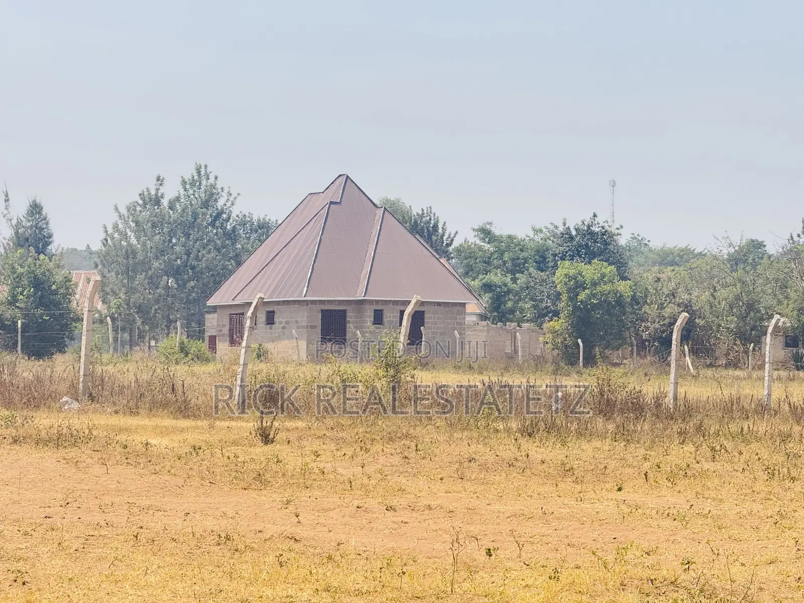 Kiwanja Kinauzwa Buswelu - Ilalila ( Nebrix Schools Mwanza ) SQM 20x21