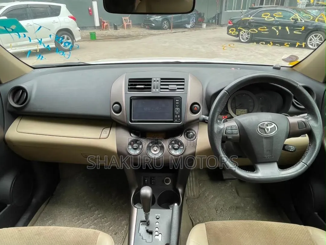 Toyota Vanguard 2010 White