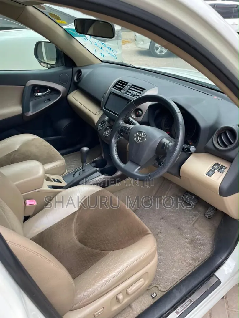 Toyota Vanguard 2010 White