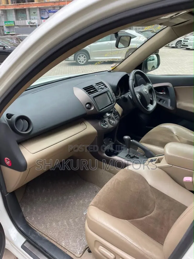 Toyota Vanguard 2010 White
