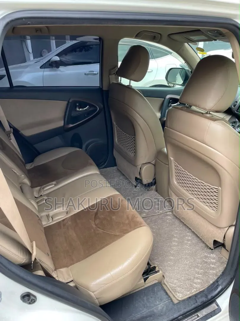 Toyota Vanguard 2010 White