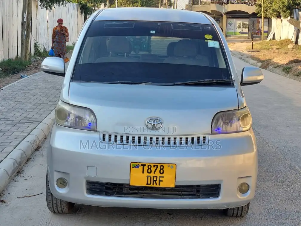 Toyota Porte 2004 Silver