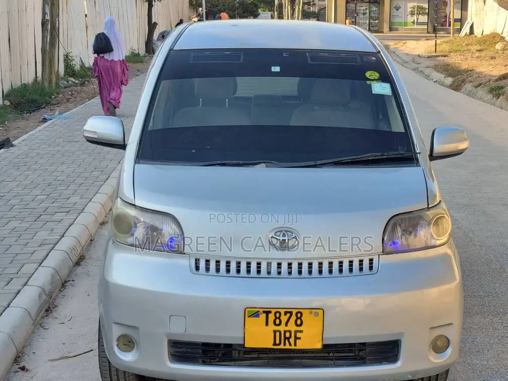 Toyota Porte 2004 Silver