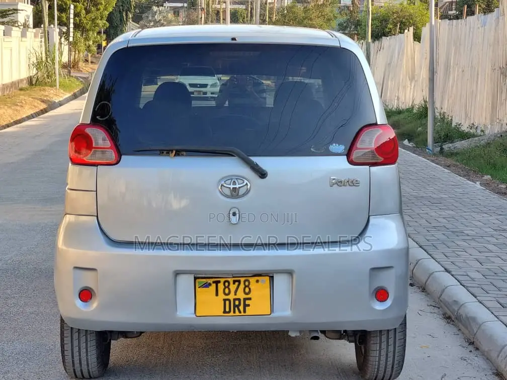 Toyota Porte 2004 Silver