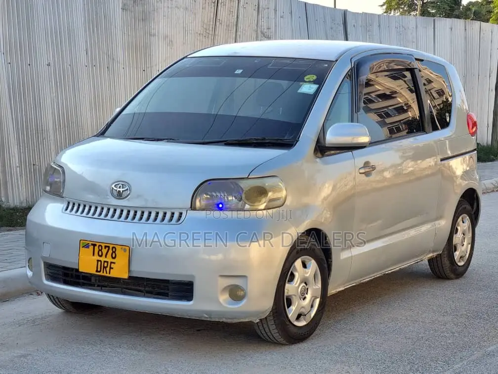 Toyota Porte 2004 Silver