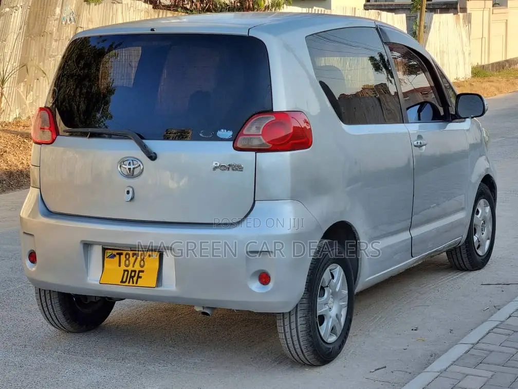 Toyota Porte 2004 Silver
