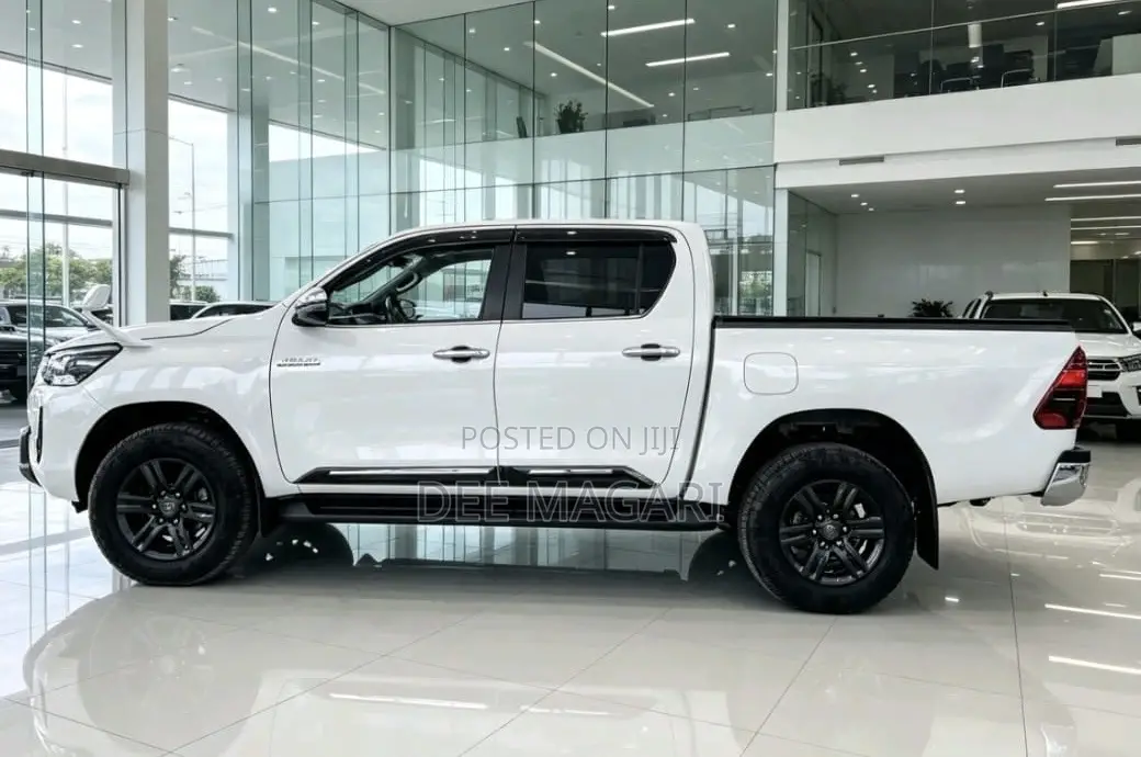 Toyota Hilux 2021 White
