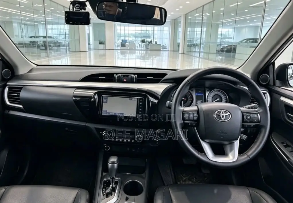 Toyota Hilux 2021 White