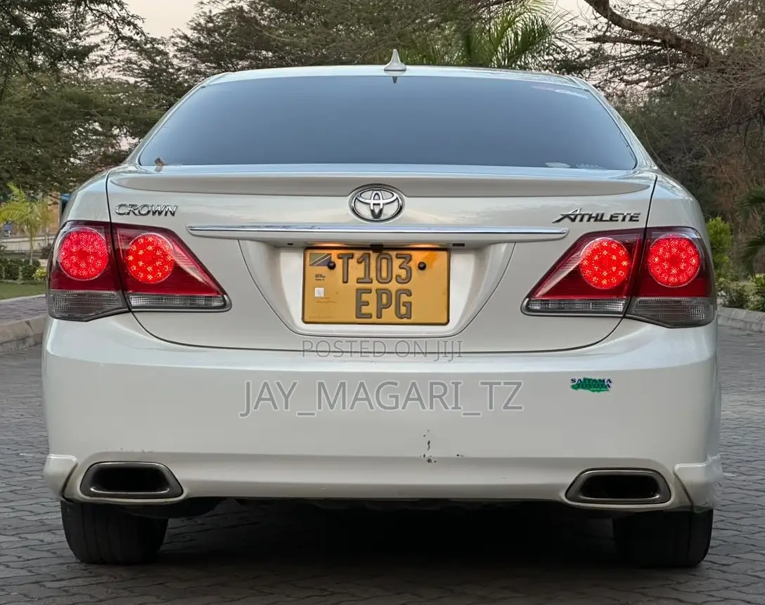Toyota Crown 2010 White