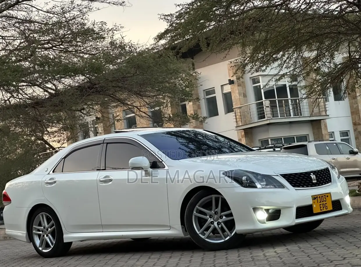 Toyota Crown 2010 White