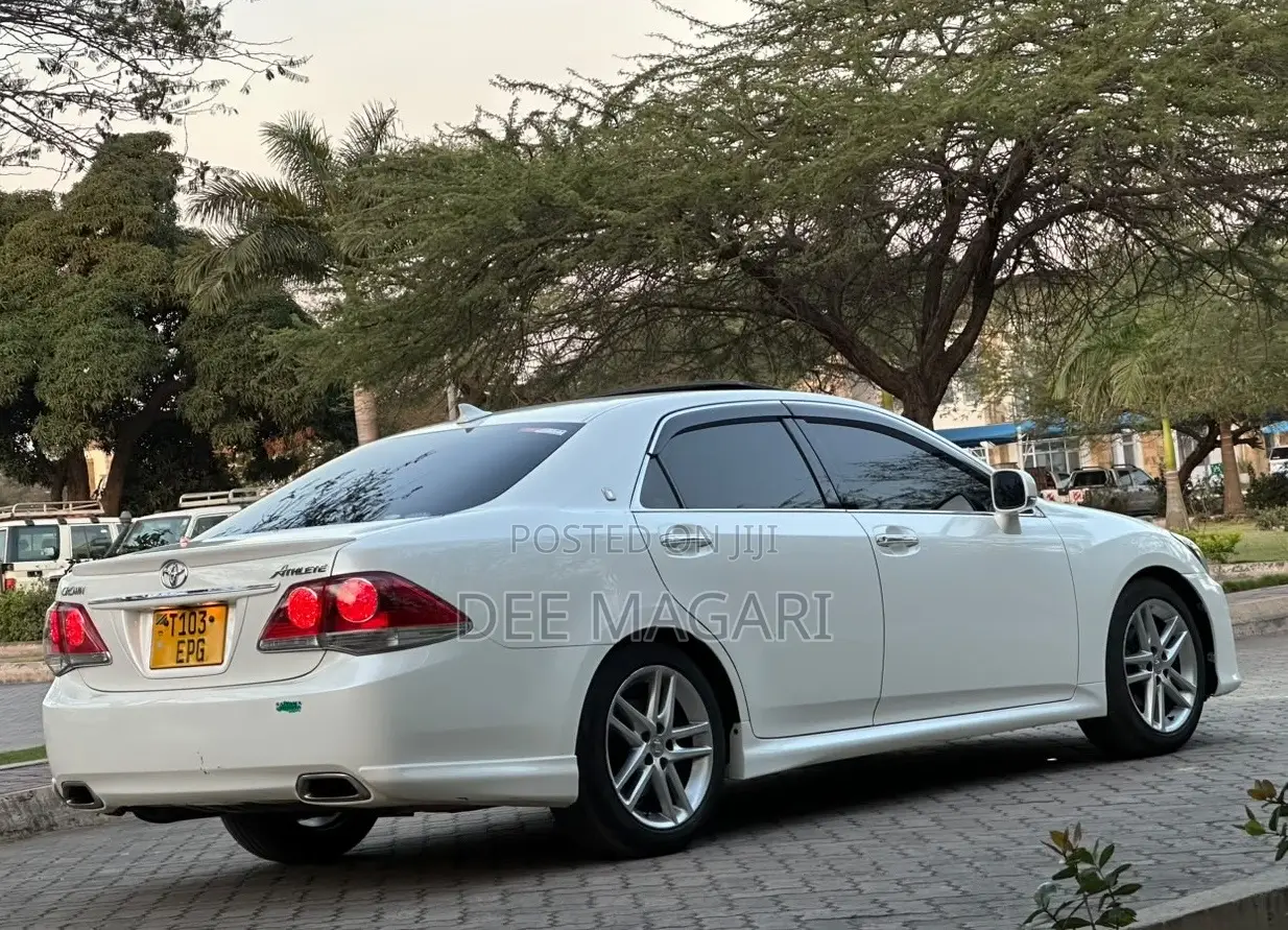 Toyota Crown 2010 White