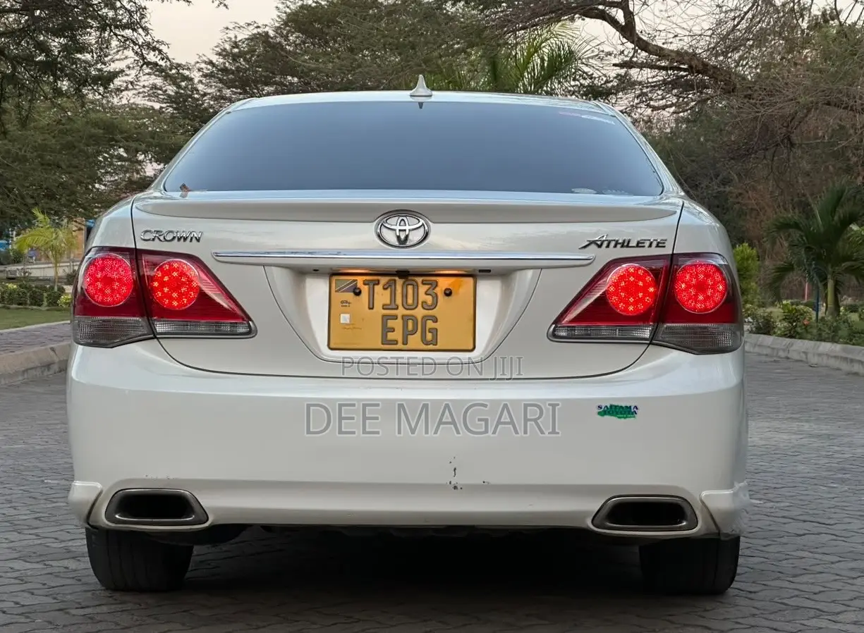 Toyota Crown 2010 White