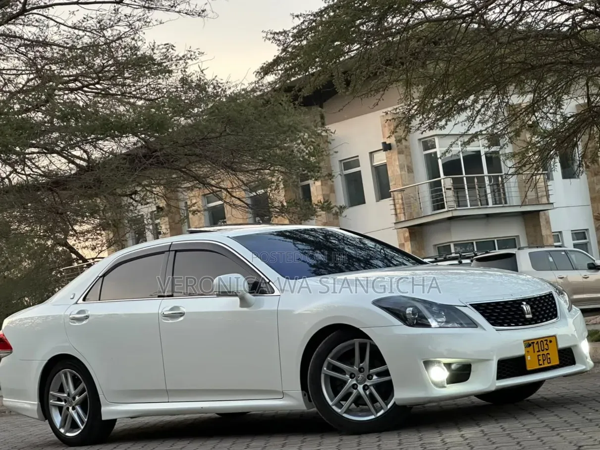Toyota Crown 2010 White