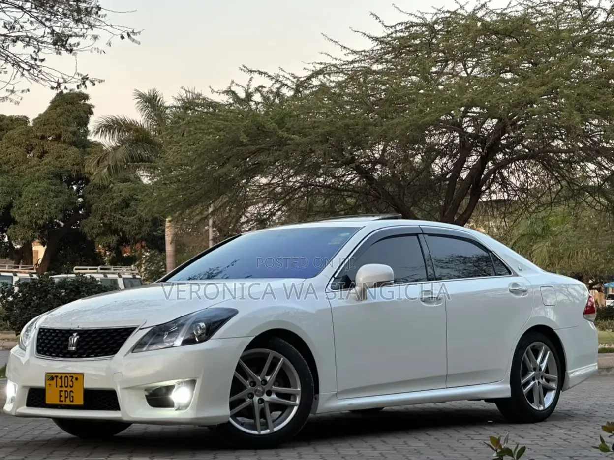Toyota Crown 2010 White