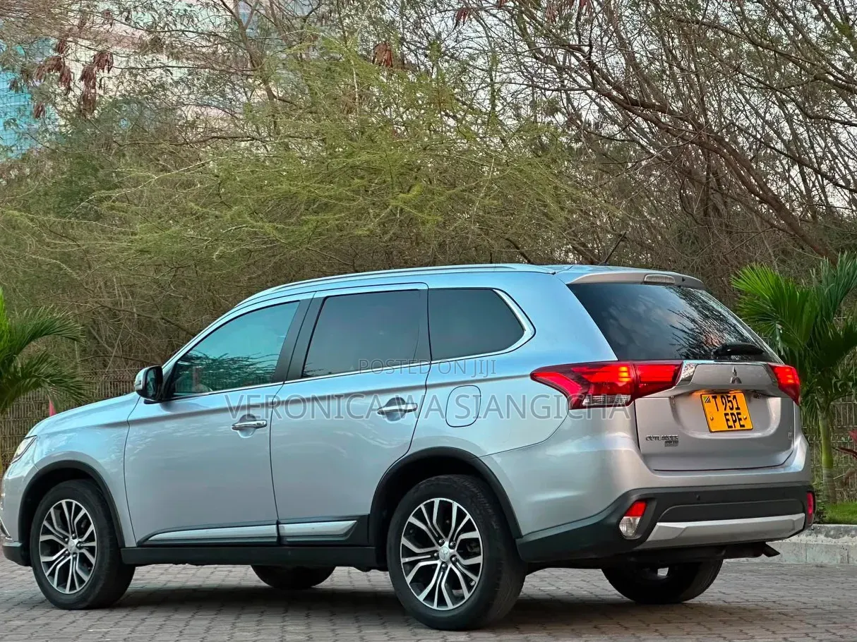 Mitsubishi Outlander 2015 Silver