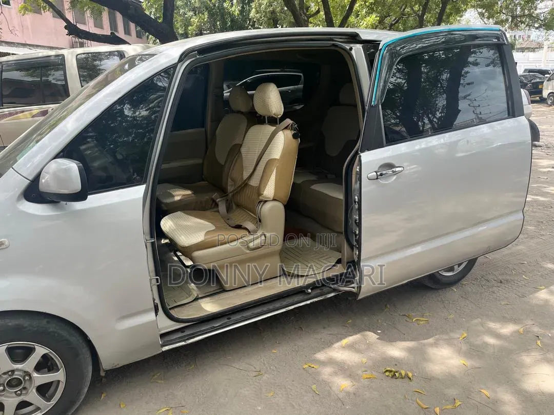 Toyota Porte 2006 Silver