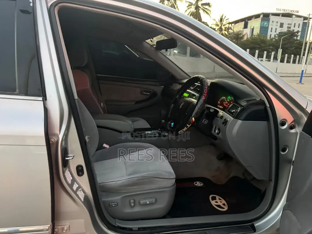 Toyota Crown 2006 Silver