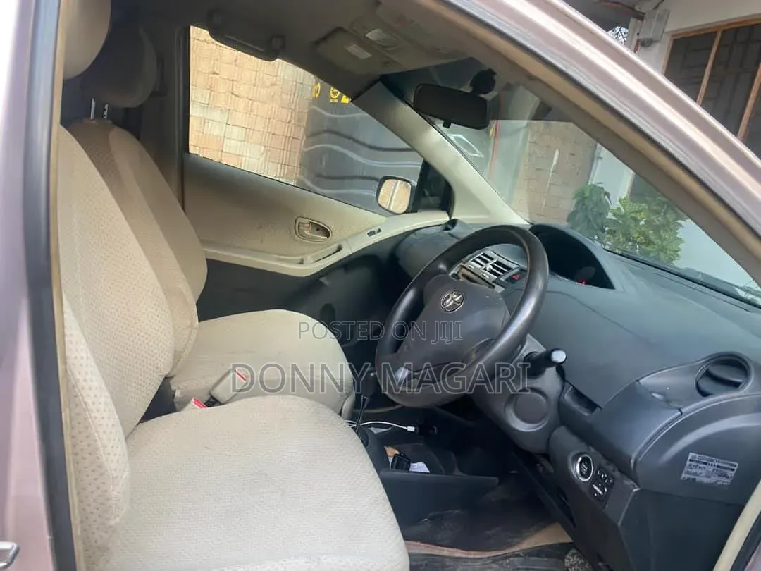 Toyota Vitz 2005 Silver