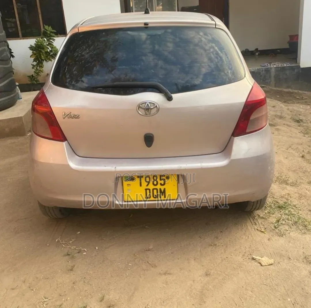 Toyota Vitz 2005 Silver