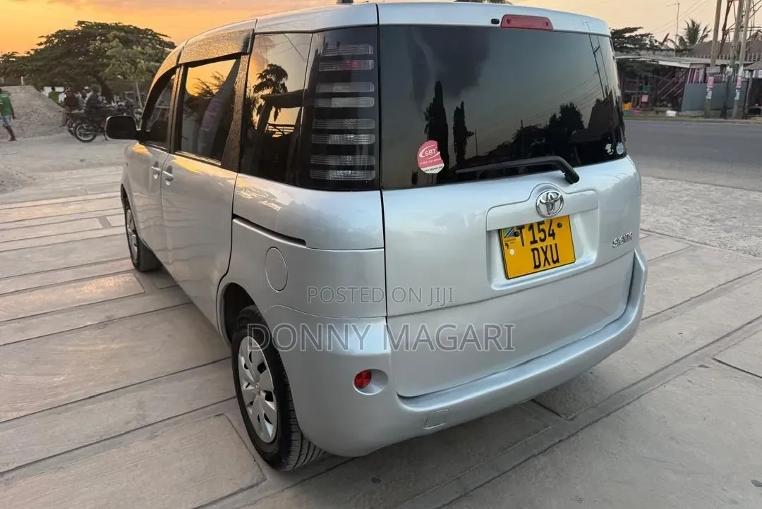 Toyota Sienta 2004 Silver
