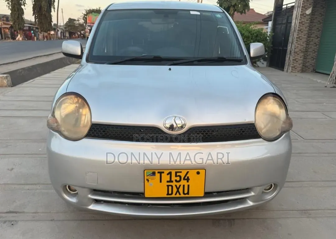 Toyota Sienta 2004 Silver
