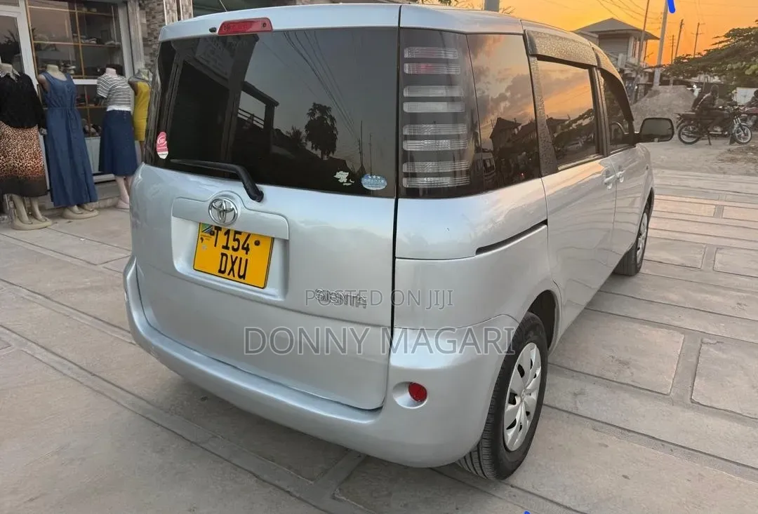 Toyota Sienta 2004 Silver
