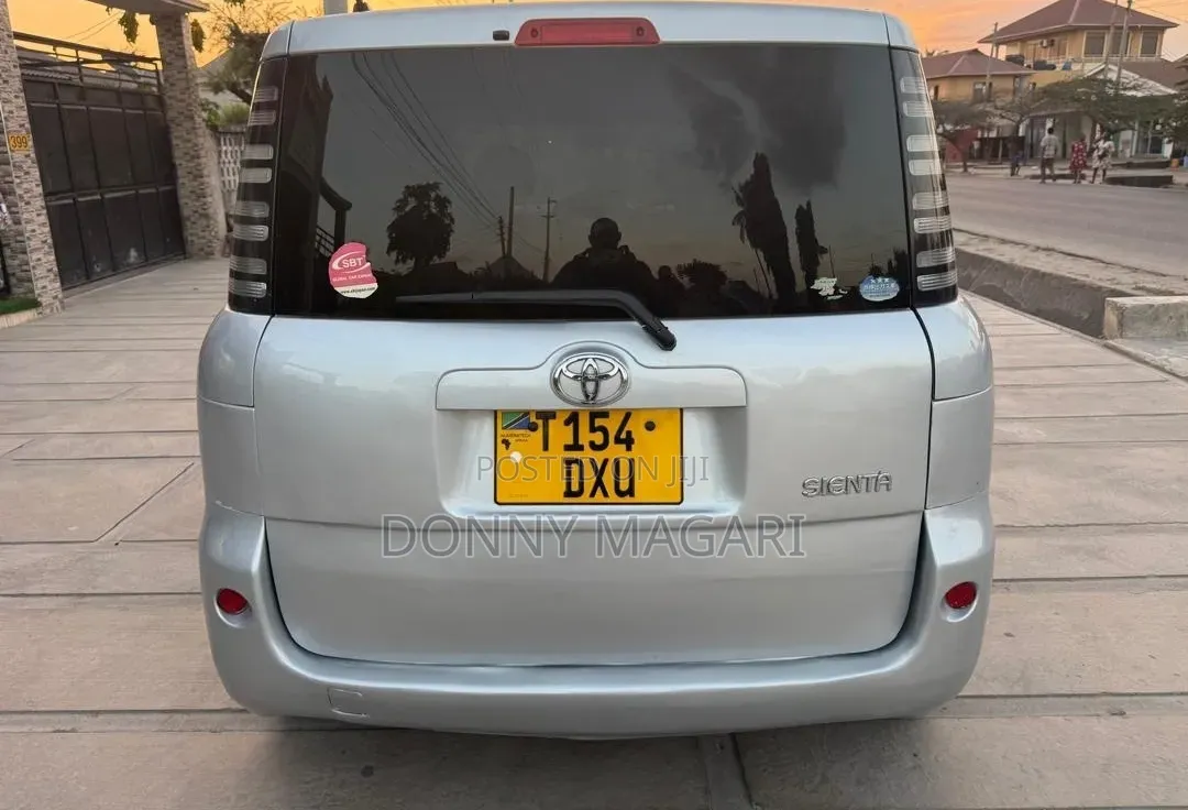 Toyota Sienta 2004 Silver