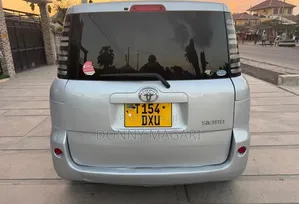 Toyota Sienta 2004 Silver