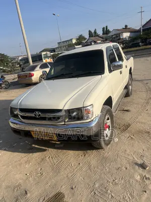 Toyota Hilux 2001 White