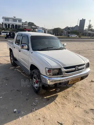Toyota Hilux 2001 White